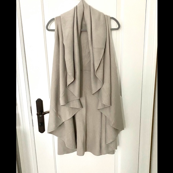 Beautiful waterfall sleeveless-sweater - Picture 1 of 2